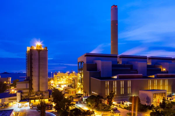 Planta industrial à noite — Fotografia de Stock