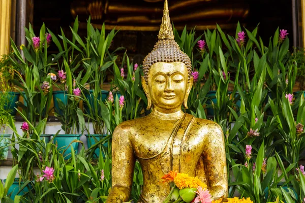 Золотая статуя Будды в храме — стоковое фото