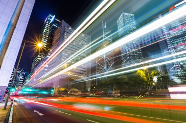 hong kong gecede trafik arabanın ışıkları