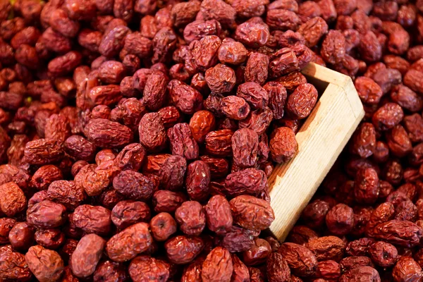 Jujube rojo seco con contenedor de madera — Foto de Stock