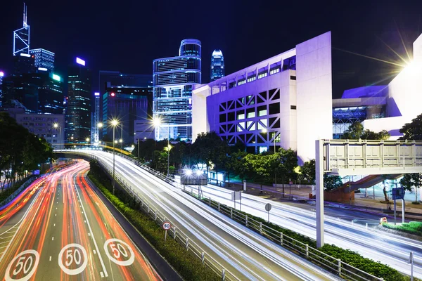 Trilha de tráfego na cidade de Hong Kong à noite — Fotografia de Stock