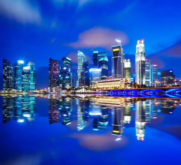 Paisaje urbano en Singapur por la noche — Foto de Stock