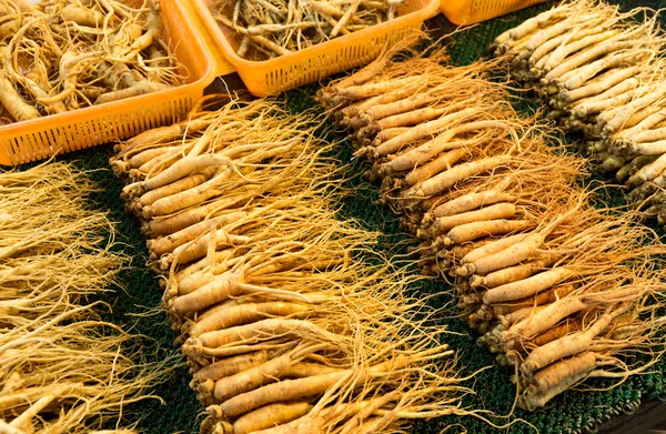 Ginseng para venda no mercado de alimentos — Fotografia de Stock