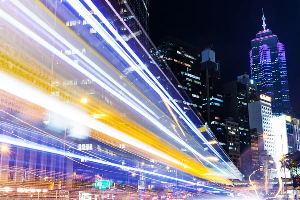 Trafikerar leden på kvällen i hong kong — Stockfoto