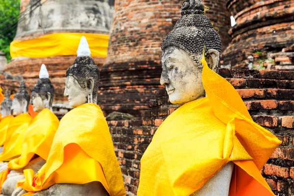 Gamle Buddha statue i tempel - Stock-foto