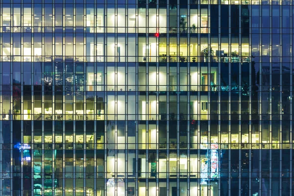 Immeuble de bureaux moderne la nuit — Photo