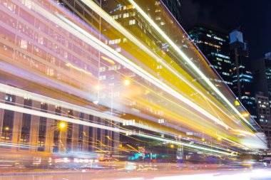 hong kong gecede trafik arabanın ışıkları