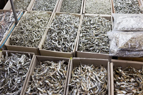 Ančovičky sušené ryby na prodej na trhu — Stock fotografie