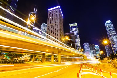 hong kong gecede trafik arabanın ışıkları