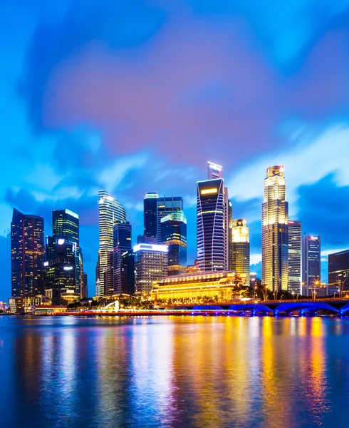 Městské panoráma v Singapuru v noci — Stock fotografie