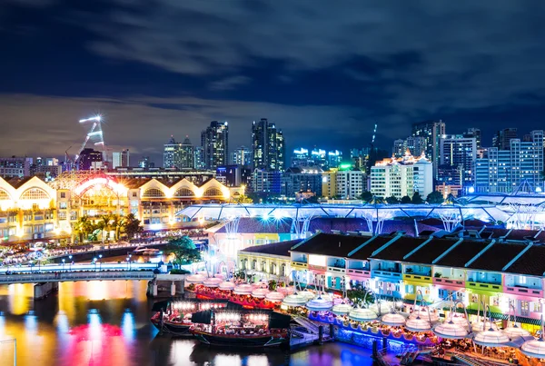 Singapore Skyline bei Nacht — Stockfoto