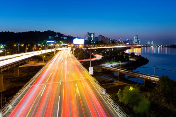 Paesaggio urbano a Seoul di notte — Foto Stock