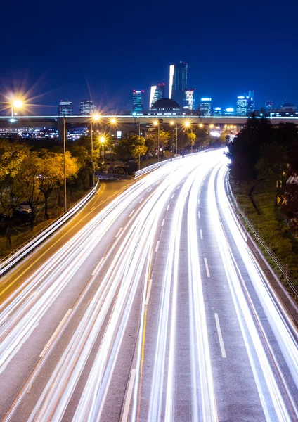 Nachts reger Verkehr in der Stadt — Stockfoto