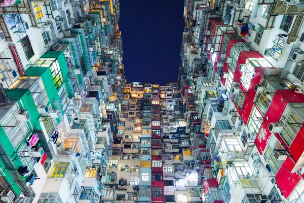 Overvol residentieel gebouw in hong kong — Stockfoto