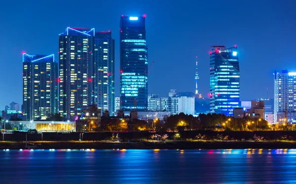 Edificio nella città di Seoul di notte — Foto Stock