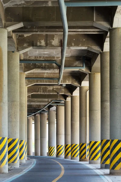 Vue sous le viaduc d'une grande autoroute — Photo