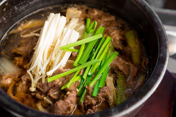 Cozinha coreana, tigela de sopa de carne bovina — Fotografia de Stock