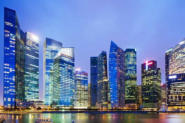 Městské panoráma v Singapuru v noci — Stock fotografie