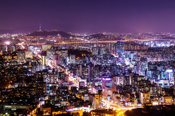 夜にソウルの町並み — ストック写真