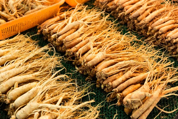 Fresh ginseng in Korean food market — Stock Photo, Image