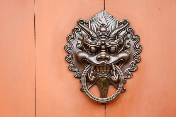 Metalik aslan heykeli kapı kilidi — Stok fotoğraf