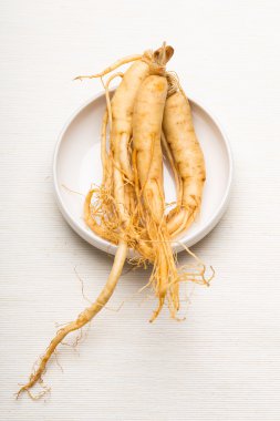 Beyaz arka plan üzerinde taze ginseng