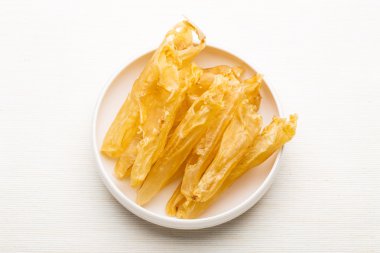 Mesane beyaz tabakta kuru balık gaz