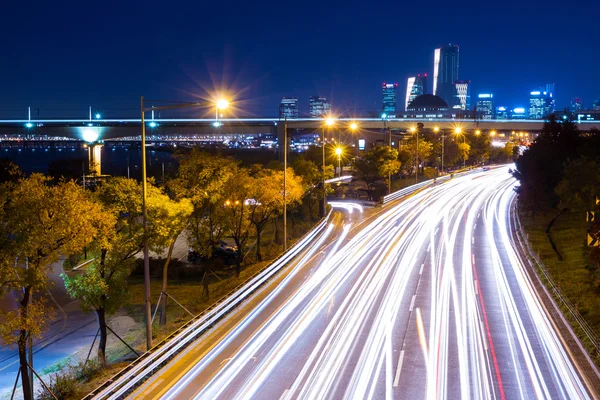 Traffico intenso nella città di Seoul di notte — Foto Stock