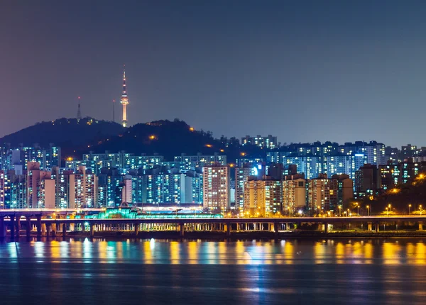 Seoel stad skyline 's nachts — Stockfoto