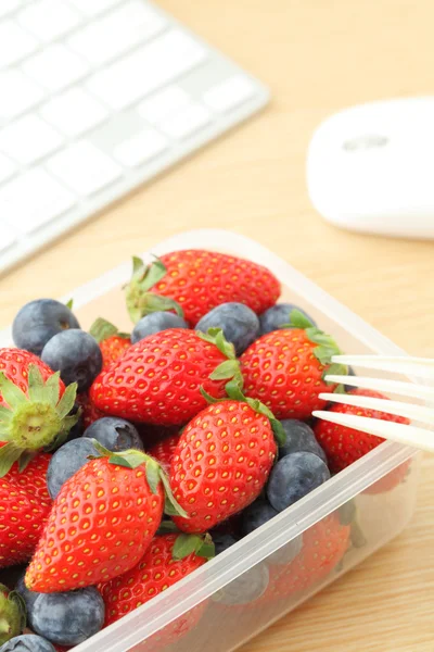 Healthy lunch on the working desk — Stock Photo, Image