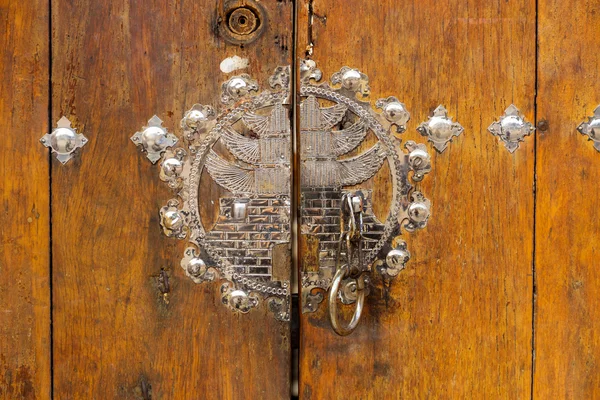 Металлическая дверная ручка с деревянной дверью — стоковое фото