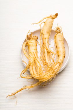 Beyaz arka plan üzerinde taze ginseng