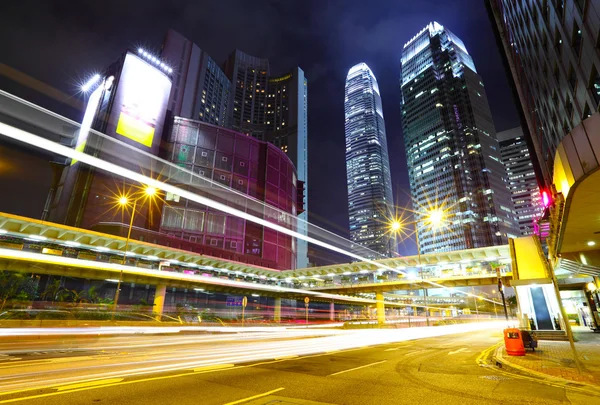 Verkeer parcours in hong kong's nachts — Stockfoto