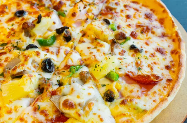 Italiaanse pizza close-up — Stockfoto