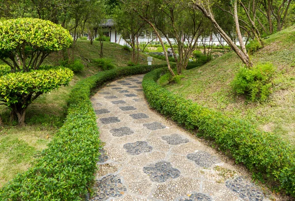 Kamenná kamenná cesta v čínské zahradě — Stock fotografie