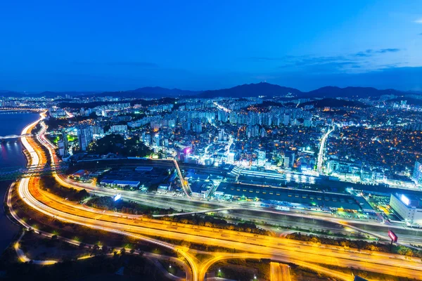 Trübes Stadtbild in Südkorea bei Nacht — Stockfoto