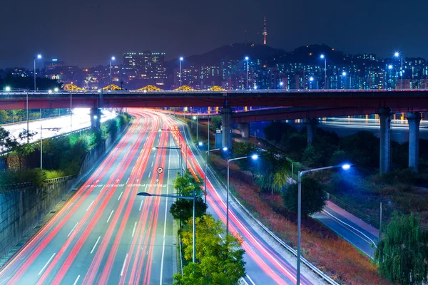 Trafic achalandé dans la ville de Séoul la nuit — Photo