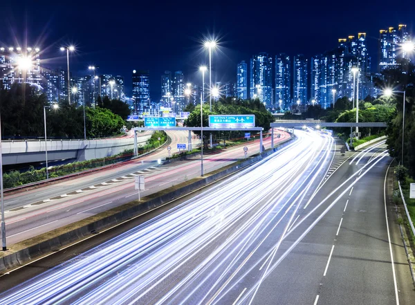 Nachts reger Verkehr — Stockfoto