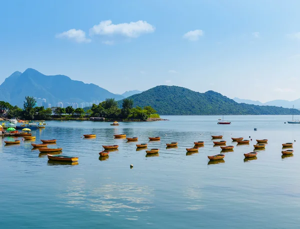 美丽的海岸线和船 — 图库照片