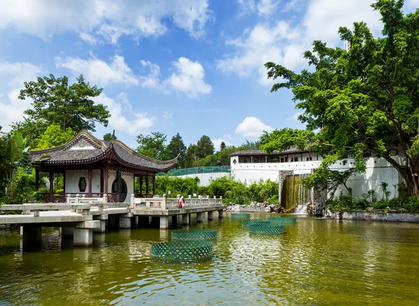 Tradiční čínský pavilon s rybníkem — Stock fotografie