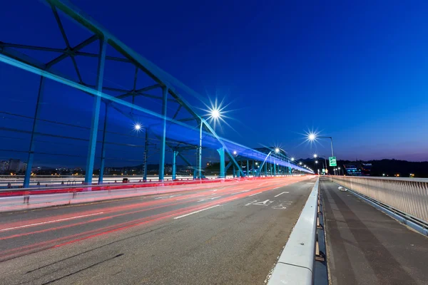 Hektisk trafik på motorväg på natten — Stockfoto