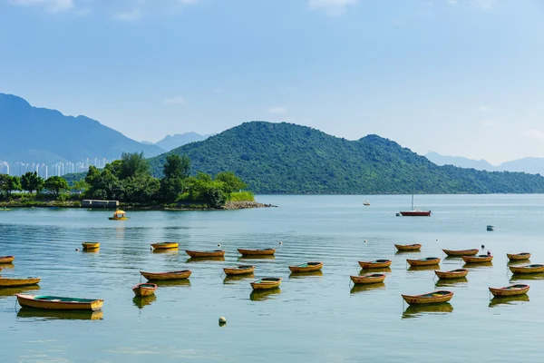 Schöne Küste und Boot — Stockfoto