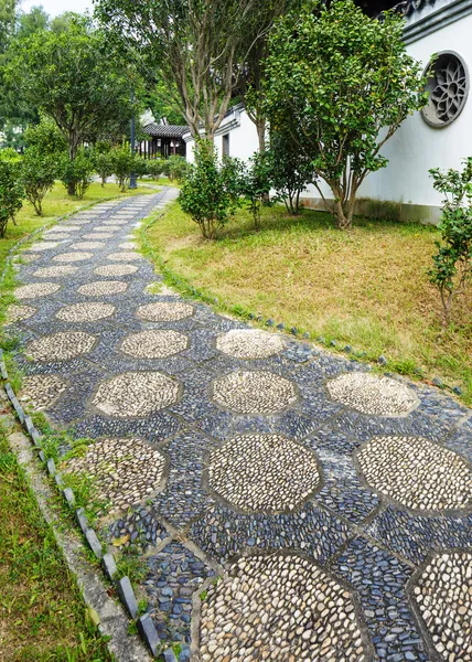 Camino de piedra de guijarro en jardín chino —  Fotos de Stock