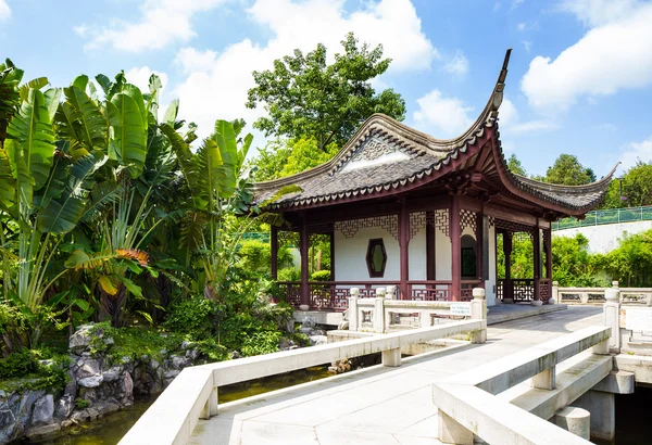 Traditioneller chinesischer Pavillon im Garten — Stockfoto