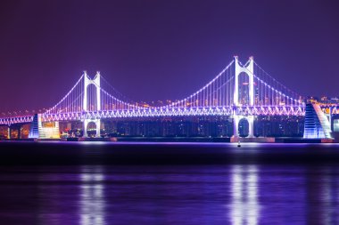 Geceleri busan içinde asma köprü