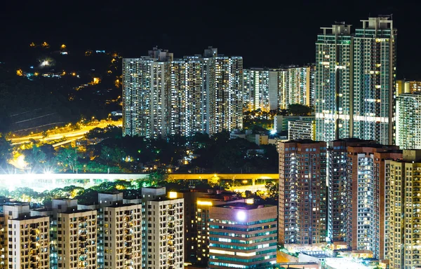 Mehrfamilienhaus in Hongkong bei Nacht — Stockfoto