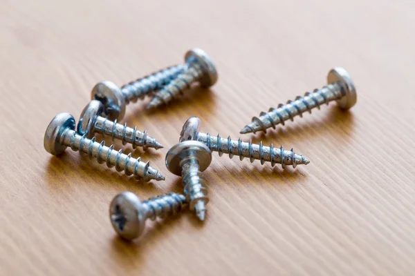 Tornillo sobre madera —  Fotos de Stock