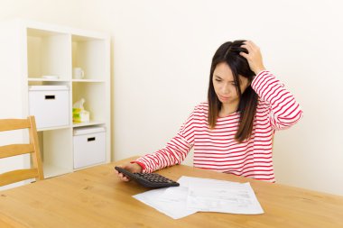 Asyalı kadın endişeleri bütçe hakkında