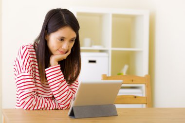 Asyalı kadın film tablet bilgisayar aracılığıyla izlerken