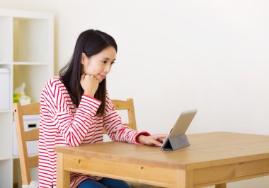 Asyalı kadın evde dijital tablet kullanma